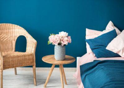 Peinture bleu canard dans une chambre