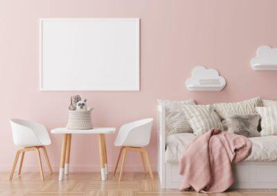 peinture rose mate et décoration claire parquet bois chambre d'enfant